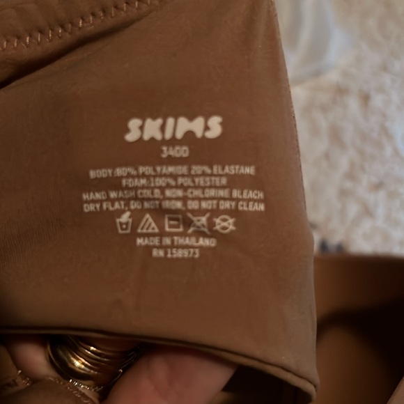 Skims T-Shirt Demi Bra - Picture 4 of 5